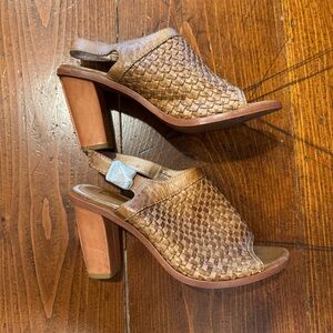 NWOT- FRYE Sofia woven open toe‎ tan size 9.5